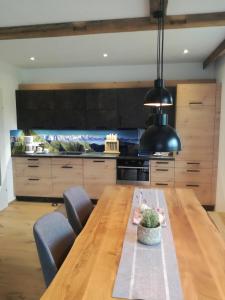 Kuchyňa alebo kuchynka v ubytovaní Appartement Ferienwohnung Bergahorn Gröbming