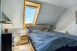 sypialnia z łóżkiem i oknem w obiekcie Gormsgade lejlighed w mieście Jelling