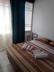 ein Schlafzimmer mit einem Bett mit Handtüchern darauf in der Unterkunft Villa Cesarea in Porto Cesareo