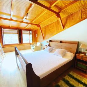 Un dormitorio con una cama grande con techo de madera. en Villa de Castro, en Villar de los Barrios