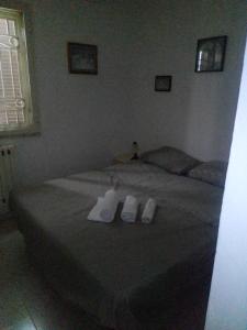 ein Schlafzimmer mit einem Bett mit zwei Handtüchern darauf in der Unterkunft Villa Cesarea in Porto Cesareo