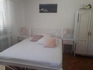 Krevet ili kreveti u jedinici u objektu Apartments and Rooms Rogić (Karlo)