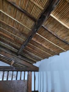 un techo de madera en la parte superior de un edificio en Domo Sedda, en Galtellì