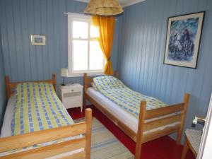 1 Schlafzimmer mit 2 Betten und einem Fenster in der Unterkunft Húsey Hostel & Horsefarm in Egilsstaðir