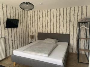 sypialnia z łóżkiem i ścianą w obiekcie Ferienwohnung im Herzen von Kelheim w mieście Kelheim