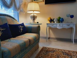 a living room with a couch and a table at Falli Exclusive Rooms and Breakfast in Porto Cesareo