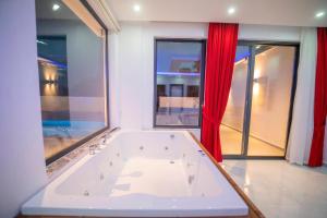 Kép Tarhan 2 - 1 Bedroom with 2 jacuzzi in Kalkan szállásáról Çavdır városában a galériában