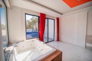 Kép Tarhan 2 - 1 Bedroom with 2 jacuzzi in Kalkan szállásáról Çavdır városában a galériában