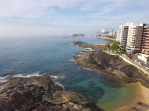 una vista aérea de una playa con edificios y el océano en Suíte Guarapari - 3 quartos na Praia das Virtudes, en Guarapari