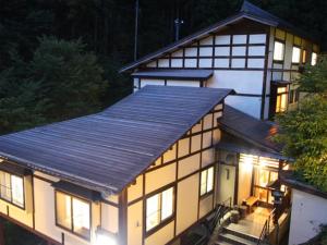 una vista exterior de una casa por la noche en Oyado Fubuki - Vacation STAY 45516v, en Nozawa Onsen