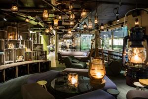 een kamer met banken en een tafel met verlichting bij Comfort Hotel City in Göteborg