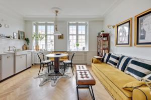 een woonkamer met een bank en een tafel bij Dom & House - Old Town Swietego Ducha in Gdańsk