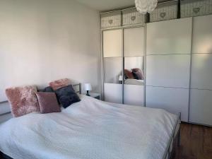 sypialnia z dużym łóżkiem z białymi szafkami w obiekcie Apartament nad Kryniczanką w mieście Krynica Zdrój