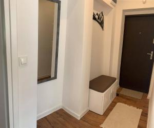 korytarz z drzwiami i stołkiem w pokoju w obiekcie Apartament nad Kryniczanką w mieście Krynica Zdrój