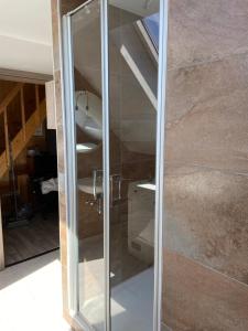 eine Glasduschtür in einem Badezimmer mit Waschbecken in der Unterkunft Casa Andrea 4 Zimmer Wohnung in Wallersdorf + 13 Fotos
