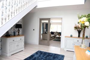 ein Wohnzimmer mit einer Treppe und einem Wohnzimmer in der Unterkunft Willoughby House in Cork