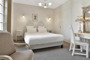 
Een bed of bedden in een kamer bij Hotel Restaurant Charbonnel
