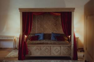 Posteľ alebo postele v izbe v ubytovaní Brigadéros Hotel Brigadír Borsi