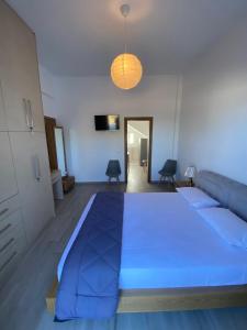 a bedroom with a large blue bed in a room at Ninemia Apartment in Artemonas