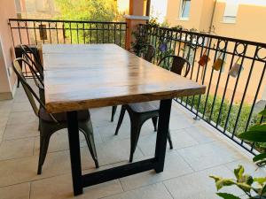 Balkon lub taras w obiekcie Charming Attic Apartment With Balcony & Swimming Pool