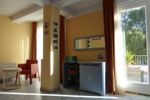 a kitchen with a table and chairs and a window at Hotel Chentu Lunas in Cagliari
