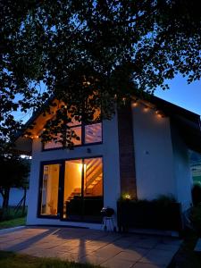 Casa blanca con ventana grande con luces en Nowe Domki Jeleni Szlak, en Ustrzyki Dolne 39 fotos más