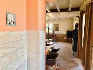 Zdjęcie z galerii obiektu Charming Attic Apartment With Balcony & Swimming Pool w mieście Desenzano del Garda