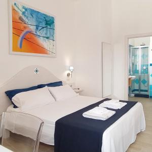 una camera con un letto con una coperta blu e bianca di Villamarina42 a Flumini di Quartu