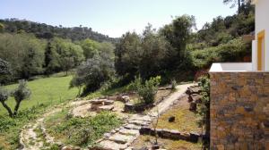 een uitzicht op een tuin vanuit een huis bij Casa Alva in Aljezur