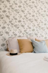een slaapkamer met een bed met bloemenbehang bij Boutique B&B Erve Hasselo in Vorden