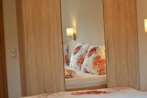 A bed or beds in a room at Ferienwohnung Grunholz