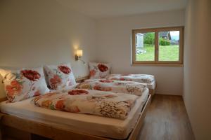 A bed or beds in a room at Ferienwohnung Grunholz