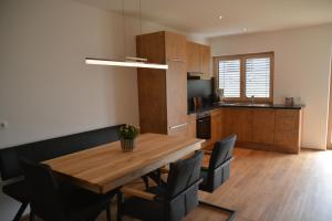 A kitchen or kitchenette at Ferienwohnung Grunholz