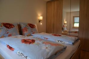 A bed or beds in a room at Ferienwohnung Grunholz