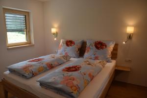 A bed or beds in a room at Ferienwohnung Grunholz