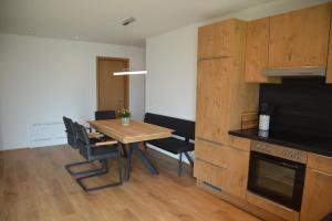 A kitchen or kitchenette at Ferienwohnung Grunholz