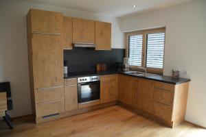 A kitchen or kitchenette at Ferienwohnung Grunholz