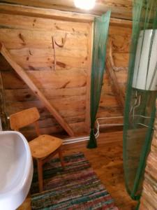 Kadariku Tourism Farm في Sakla: حمام مع مرحاض وكرسي في الغرفة