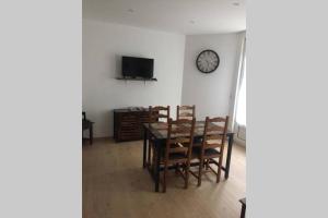 TV a/nebo společenská místnost v ubytování Villa la Brise , appartement "L'Aquilon"
