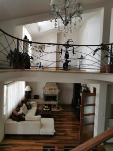 sala de estar con sofá blanco y lámpara de araña en Apartments Deak, en Makarska