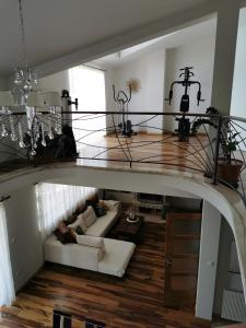 sala de estar con escalera de caracol y sofá en Apartments Deak, en Makarska