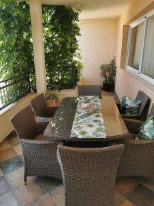 una mesa y sillas en un patio en Apartments Deak, en Makarska