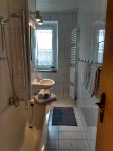 A bathroom at Ferienwohnung Paula
