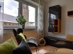 uma sala de estar com uma mesa e cadeiras e uma janela em Ferienwohnung Paula em Oberhof