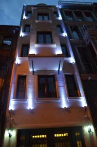 Un grand bâtiment avec des lumières allumées la nuit dans l'établissement A Plus Residence, à Istanbul