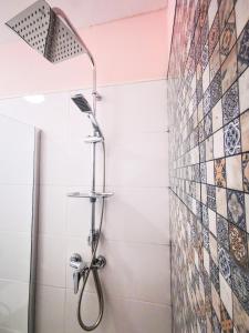 ズノイモにあるUbytování Inkaのバスルーム(シャワー、シャワーヘッド付)が備わります。