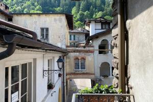 una vista de un callejón entre dos edificios en Dagli Olivari - Casa Teo, en Gromo