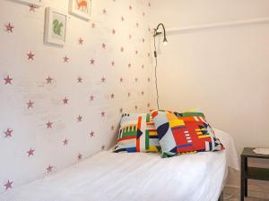 リューセヒールにあるHoliday home LYSEKIL XXIVのベッドルーム1室(壁に星が付いたベッド1台付)