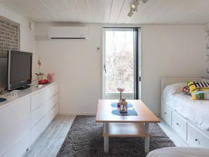 Holiday home LYSEKIL XXIV في ليسيكيل: غرفة صغيرة بها سرير وطاولة