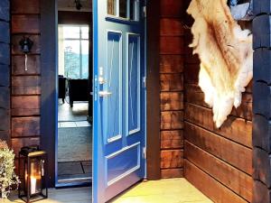 niebieskie drzwi na boku domu w obiekcie 12 person holiday home in S LEN w mieście Sälen